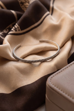 Curled Cuff aus 925 Sterlingsilber auf Seidentuch