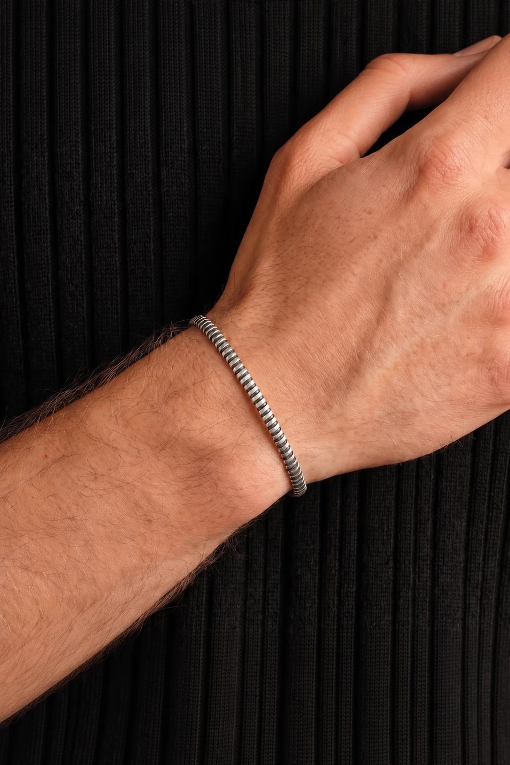 Curled Cuff aus 925 Sterlingsilber getragen, Hand am Pullover