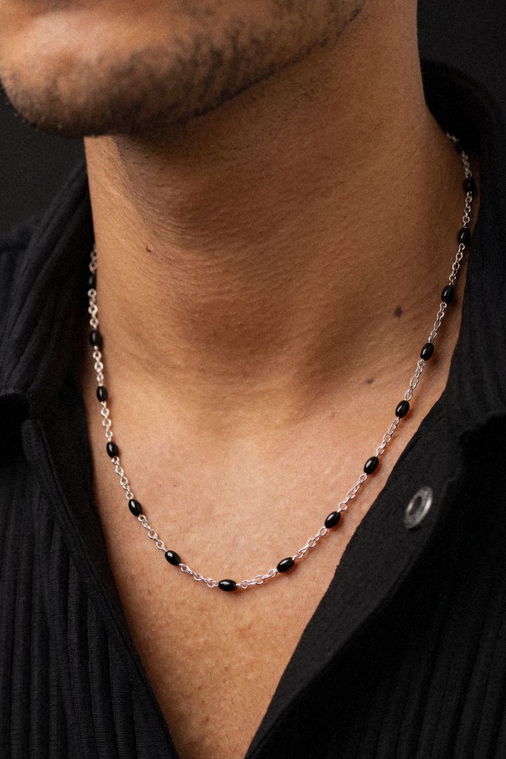 Dusk Chain mit Onyx und 925 Sterlingsilber getragen, Hals nah