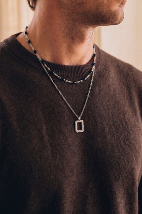 Dusk Chain mit Onyx und 925 Sterlingsilber getragen, kombiniert mit The Frame Necklace