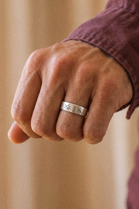 Scar Open Ring aus 925 Sterlingsilber getragen