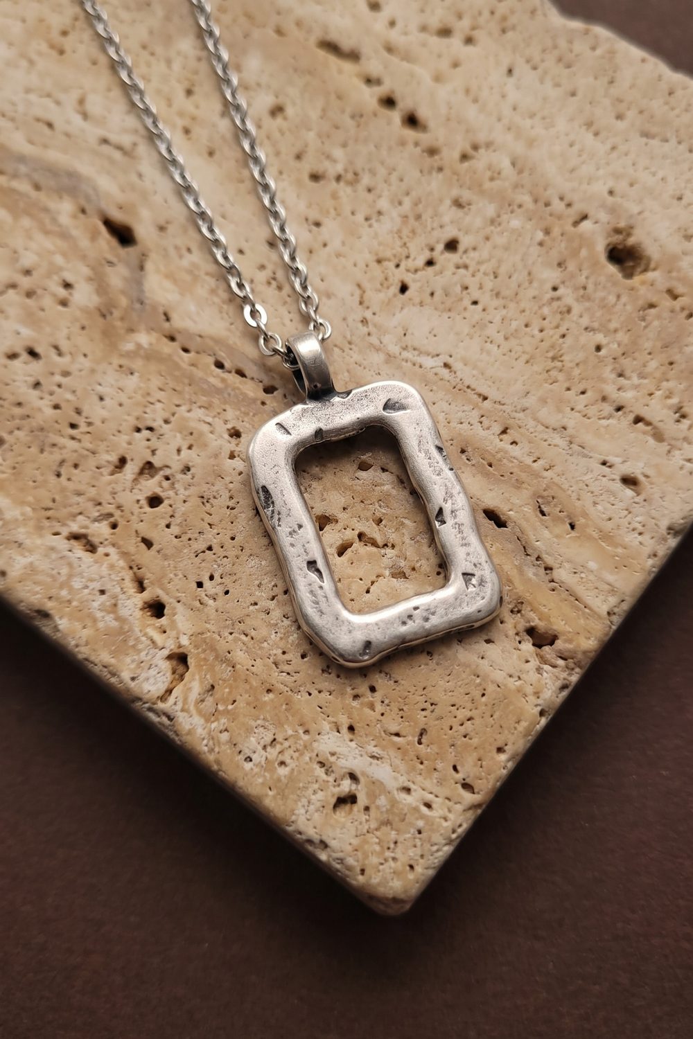 The Frame Necklace aus 925 Sterlingsilber auf Travertin