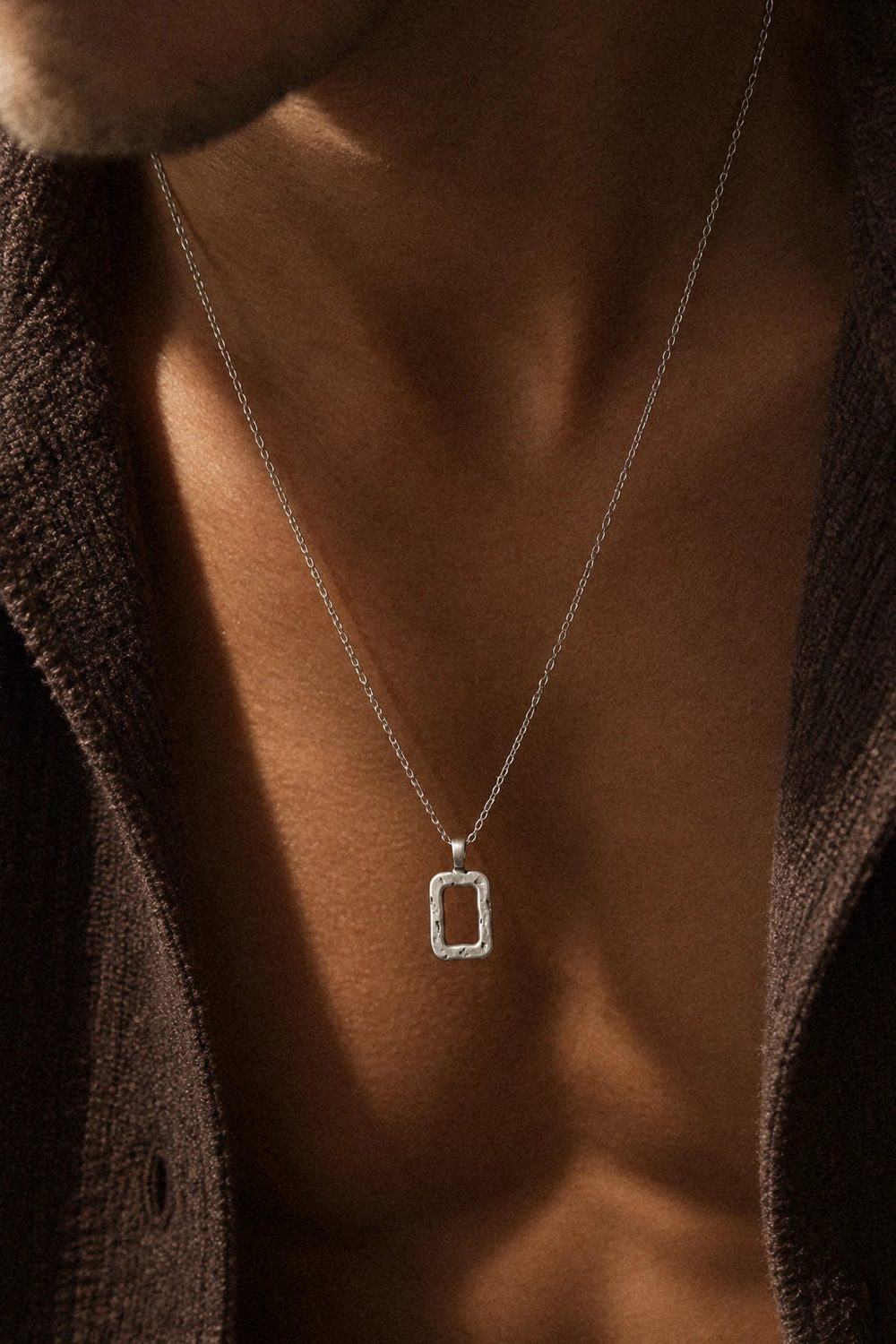 The Frame Necklace aus 925 Sterlingsilber getragen, braune Strickjacke