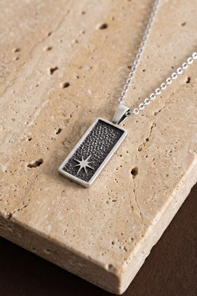 The North Necklace aus 925 Sterlingsilber auf Travertin