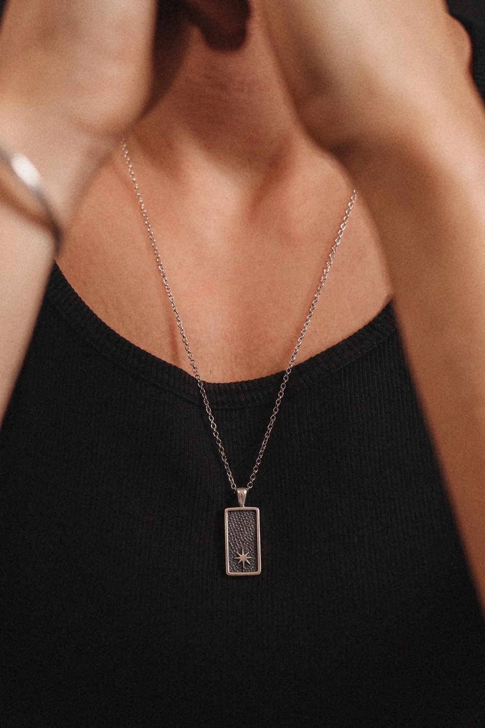 The North Necklace aus 925 Sterlingsilber getragen, schwarzes Rippshirt