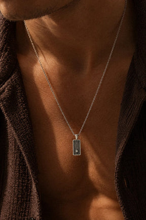 The North Necklace aus 925 Sterlingsilber getragen, braune Strickjacke