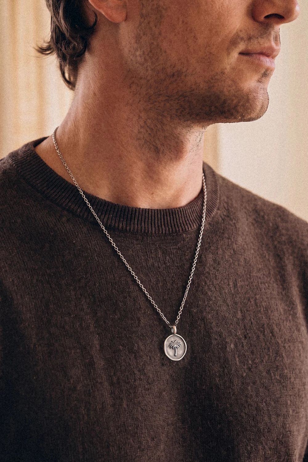 The Palm Necklace aus 925 Sterlingsilber getragen, Profil