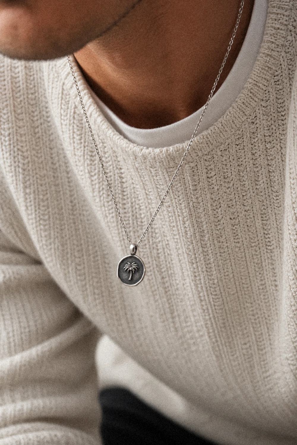 The Palm Necklace aus 925 Sterlingsilber getragen, vorgebeugt