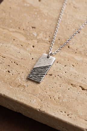 The Scar Necklace aus 925 Sterlingsilber auf Travertin