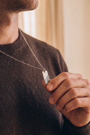 The Scar Necklace aus 925 Sterlingsilber getragen, Anhänger in der Hand