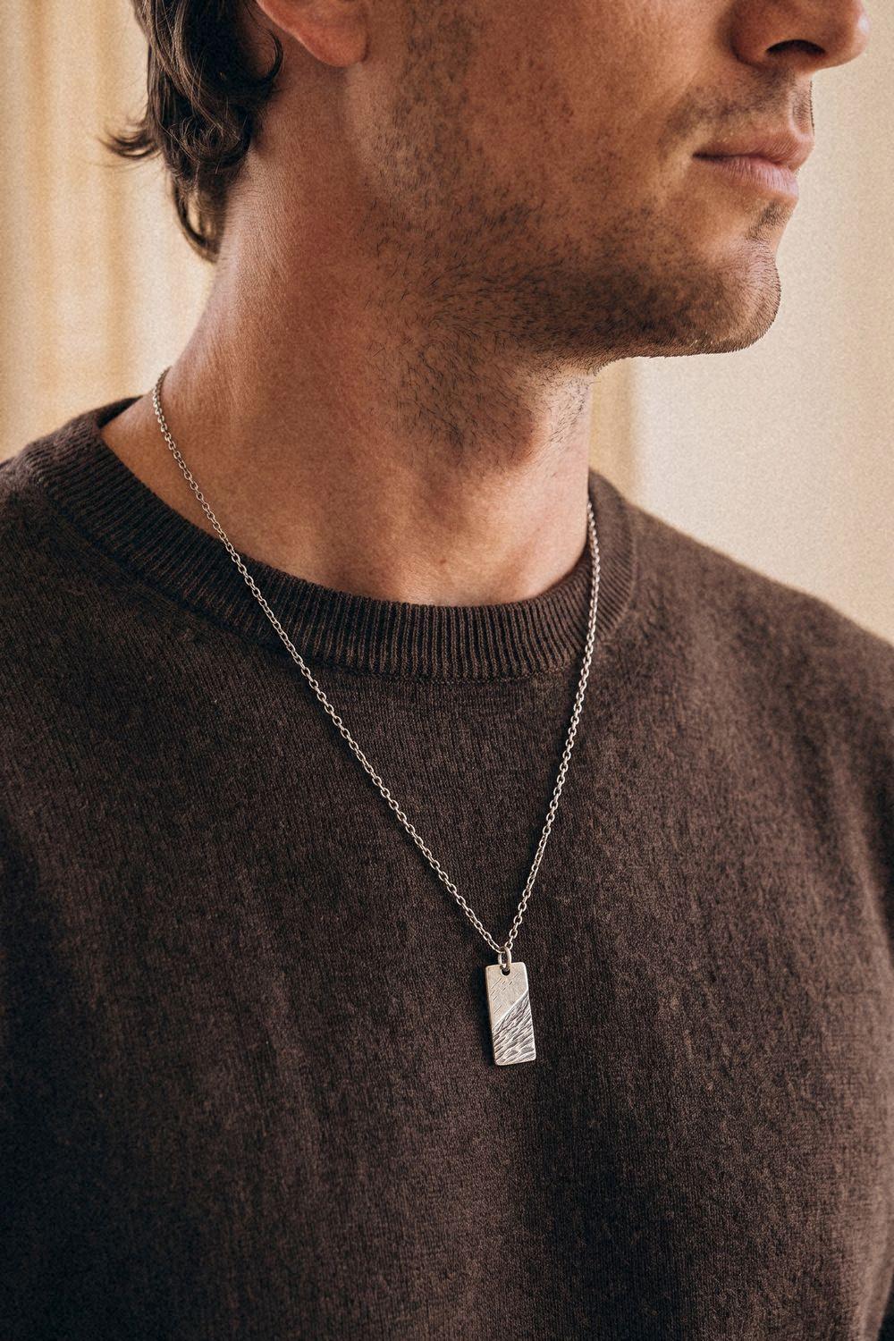 The Scar Necklace aus 925 Sterlingsilber getragen, Profil