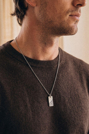 The Scar Necklace aus 925 Sterlingsilber getragen, Profil